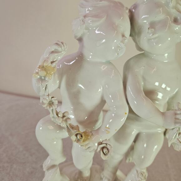 Vintage Primavera Italy Cherubs Holding Garland White Figurine Children - Picture 3 of 10